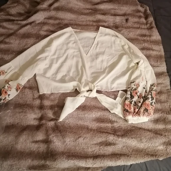 Beautiful blouse - Picture 4 of 8